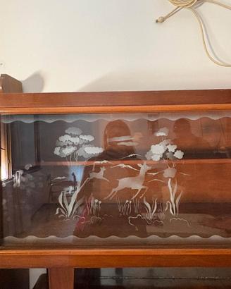 Mobile antico in legno con vetro decorato