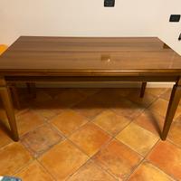 Tavolo in legno di noce nazionale