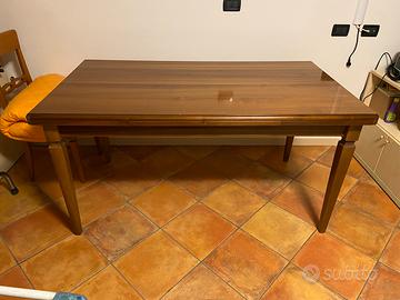 Tavolo in legno di noce nazionale