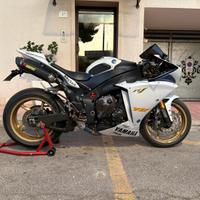Yamaha R1 Big Bang (2010)