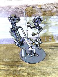 Scultura viti e bulloni ortopedico infermiere.