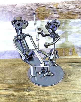 Scultura viti e bulloni ortopedico infermiere.
