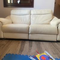 Divano e poltrona con poggiagambe sollevabile