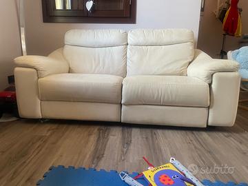 Divano e poltrona con poggiagambe sollevabile