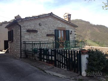 Rustico + Villetta, ai piedi del Monte Catria