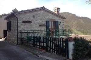 Rustico + Villetta, ai piedi del Monte Catria