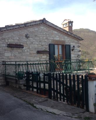 Rustico + Villetta, ai piedi del Monte Catria