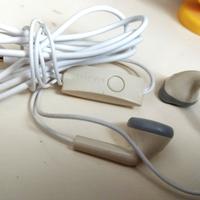 Auricolari per smartphone con comando bianchi.