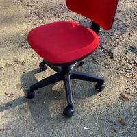 Sedia rossa con ruote per ufficio