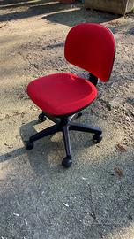 Sedia rossa con ruote per ufficio