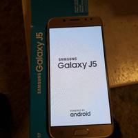 Samsung Galaxy J5 con cuffie e caricatore