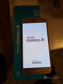 Samsung Galaxy J5 con cuffie e caricatore