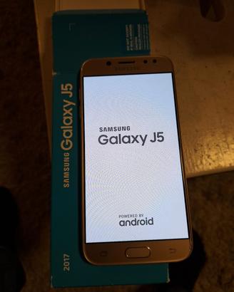 Samsung Galaxy J5 con cuffie e caricatore