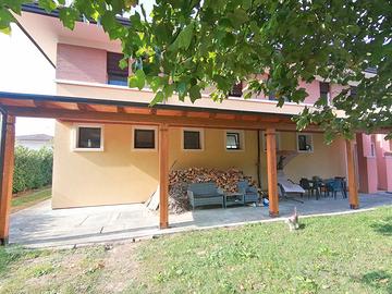 Set divano + poltroncine + tavolino in rattan e ve