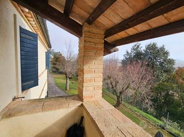 Rustico / Casale di 300 m² con più di 5 locali a O