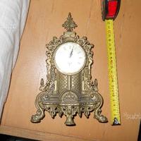 Vecchio orologio massiccio in ottone