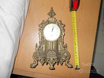 Vecchio orologio massiccio in ottone