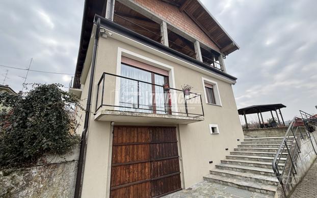 CASA INDIPENDENTE CON GIARDINO E BOX AUTO