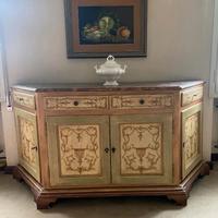 credenza bombata in stile veneziano
