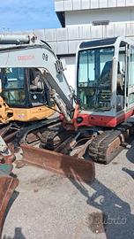 escavatore takeuchi