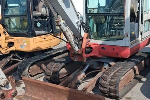 escavatore takeuchi