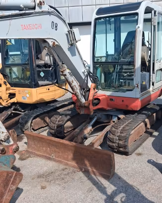 escavatore takeuchi