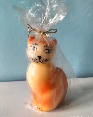 Candela a forma di gatto decorata a mano 