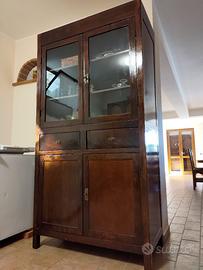 Vetrina d'antiquariato restaurata