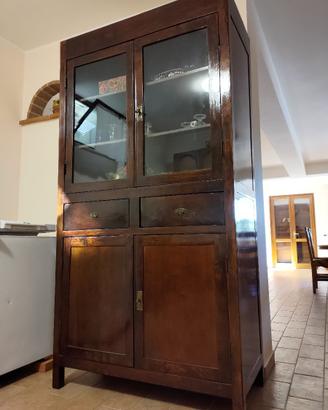 Vetrina d'antiquariato restaurata