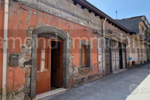 Casa singola con cortile e garage a Linguaglossa