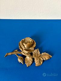 Applicazione rosa decorativa in ottone vintage