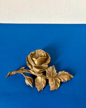 Applicazione rosa decorativa in ottone vintage