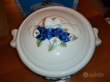 Biscottiera vintage con fiori in rilievo