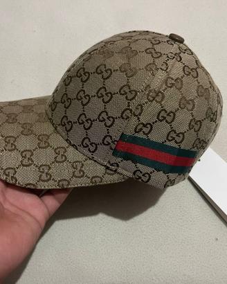 Cappello con visiera