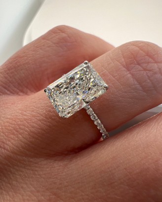 Anello in Oro Bianco 14K con Diamanti 3.27 carati