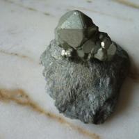 Pirite naturale grezza montata su roccia collezion