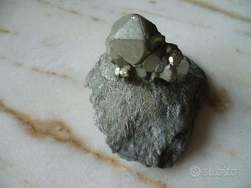 Pirite naturale grezza montata su roccia collezion