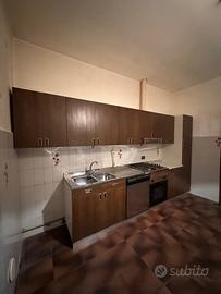 Cucina lineare con angolo separato completa