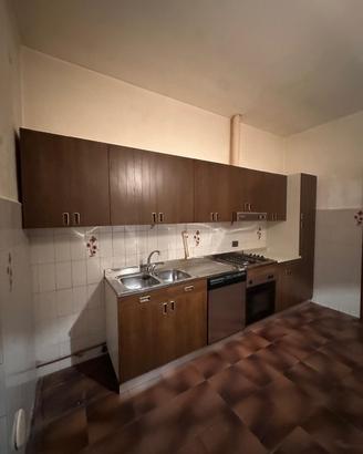 Cucina lineare con angolo separato completa