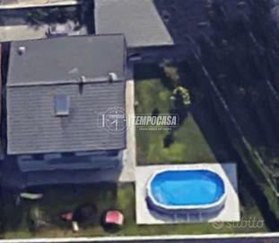 VILLA UNIFAMILIARE CON FINITURE DI PREGIO E GIARDI