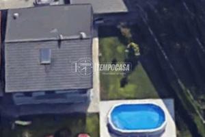 VILLA UNIFAMILIARE CON FINITURE DI PREGIO E GIARDI