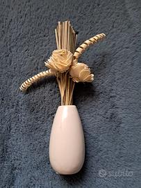 Eleganza Essenziale: Vaso in Ceramica con Fiori