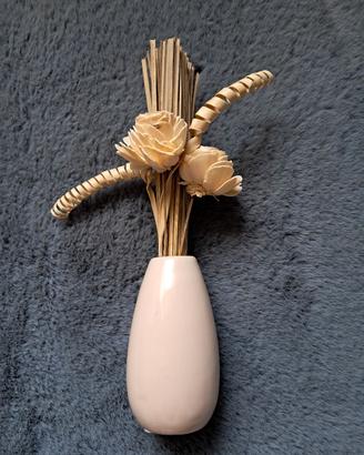 Eleganza Essenziale: Vaso in Ceramica con Fiori