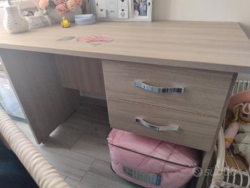 scrivania con sedia 