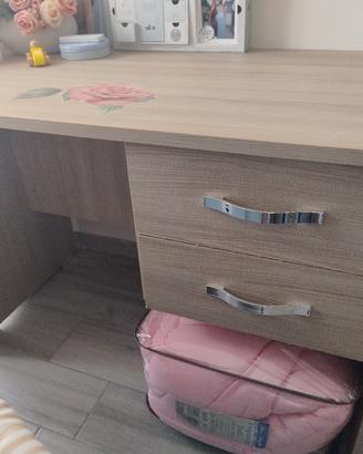 scrivania con sedia 