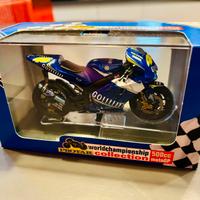 Yamaha YZR M1 Valentino Rossi 2005 Italeri 1:22