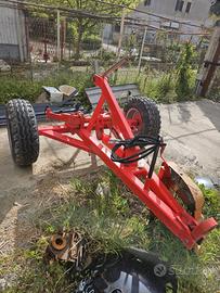 Carro porta attrezzature con comando idraulico