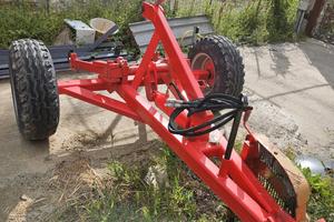 Carro porta attrezzature con comando idraulico