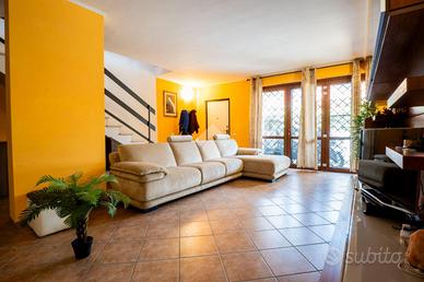 VILLA A SCHIERA D'ANGOLO A FONTE NUOVA
