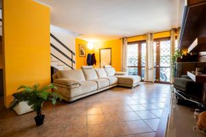 VILLA A SCHIERA D'ANGOLO A FONTE NUOVA